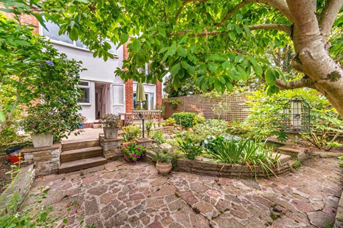 5 Bedroom End Of Terrace House For Sale In Samantha Close, Walthamstow, London, E17