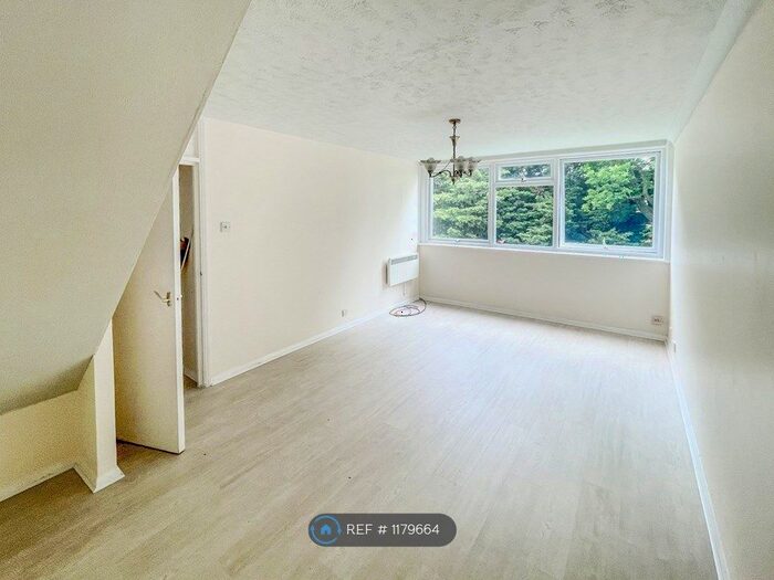 2 Bedroom Flat To Rent In Long Green, Chigwell, IG7