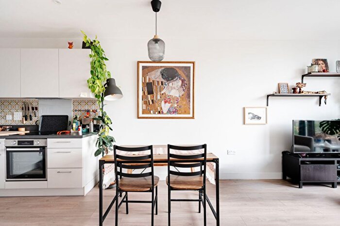 2 Bedroom Flat For Sale In Coster Avenue, Manor House, N4
