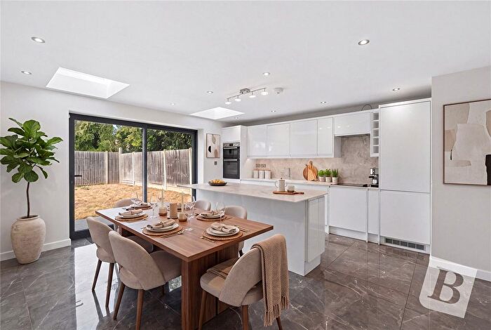3 Bedroom Detached House For Sale In Dury Falls Close, Hornchurch, RM11