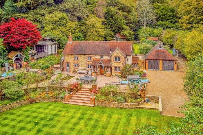 3 Bedroom Detached House For Sale In Horse Block Hollow, Cranleigh, GU6