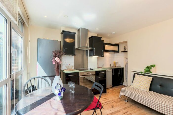 3 Bedroom Flat To Rent In Perryn Road, London, SE16