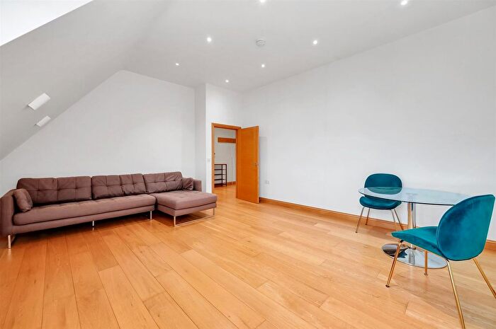 2 Bedroom Flat To Rent In Beechcroft Avenue, London, NW11