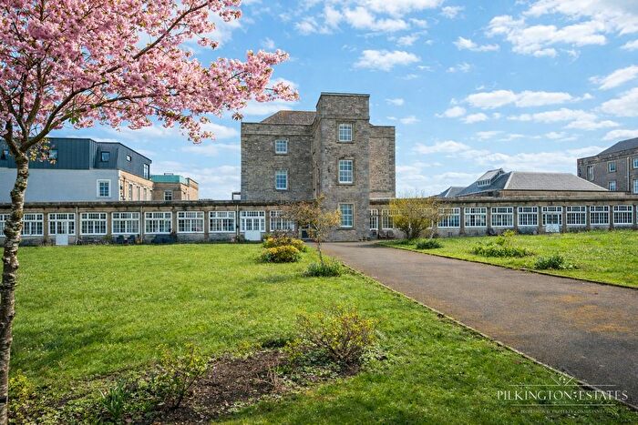 2 Bedroom Flat For Sale In Craigie Drive, Plymouth, Devon, PL1