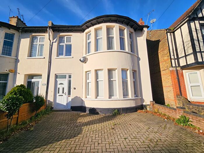 4 Bedroom End Of Terrace House To Rent In Elderton Road, Westcliff-On-Sea, SS0