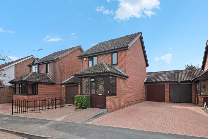 3 Bedroom Link Detached House For Sale In Fossdyke Close, Hayes, UB4