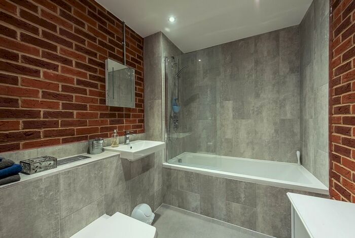 3 Bedroom Flat To Rent In Station Road, Watford, WD17