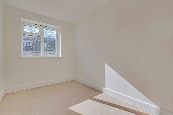 2 Bedroom Bungalow For Sale In Leamington Road, Hockley, SS5