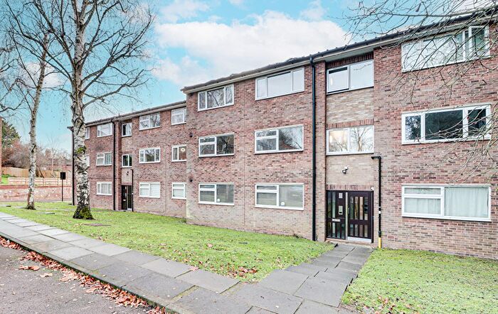 2 Bedroom Flat For Sale In Aysgarth Close, Harpenden, AL5