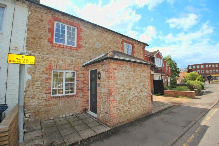 2 Bedroom Cottage To Rent In Summers Road, Godalming, GU7