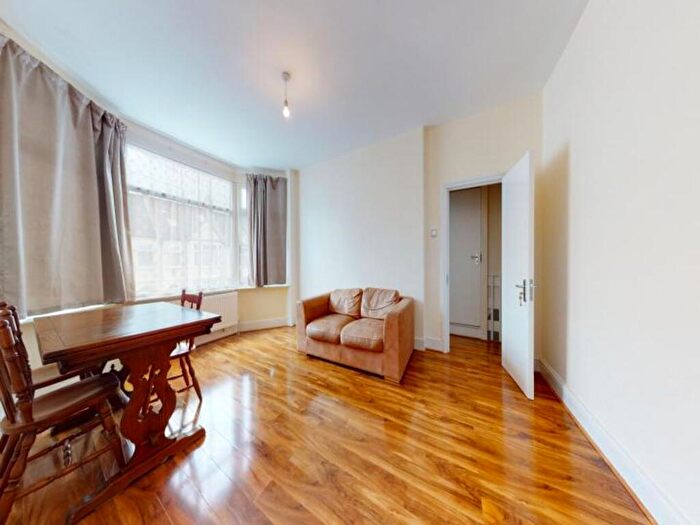 2 Bedroom Maisonette To Rent In Park Avenue, Mitcham, CR4