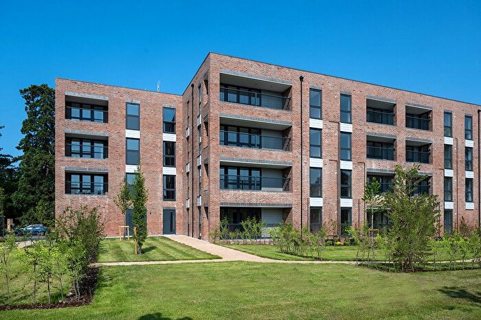 1 Bedroom Flat For Sale In Oaklands Park, Littleworth Road, Esher, KT10