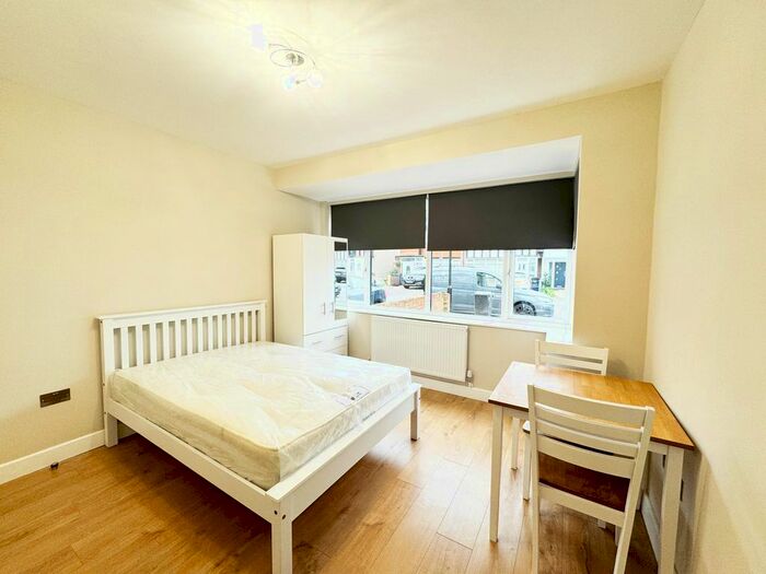 Studio To Rent In Shelson Avenue, Feltham, TW13