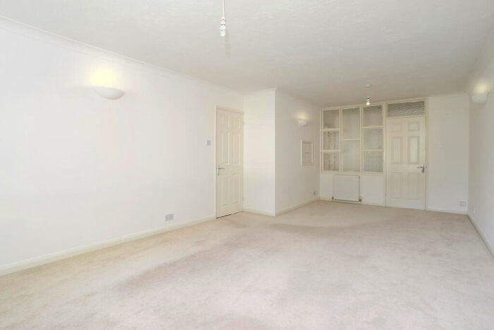 2 Bedroom Apartment To Rent In Coniston Court, Weybridge, KT13