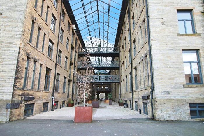 2 Bedroom Apartment To Rent In Old Canal Street, Bradford, BD1