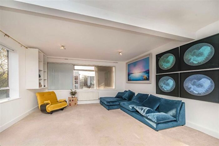 1 Bedroom Flat To Rent In Upper Richmond Road West, Upper Richmond Road West, SW14