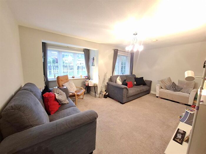 2 Bedroom House To Rent In Marlins Turn, Hemel Hempstead, HP1