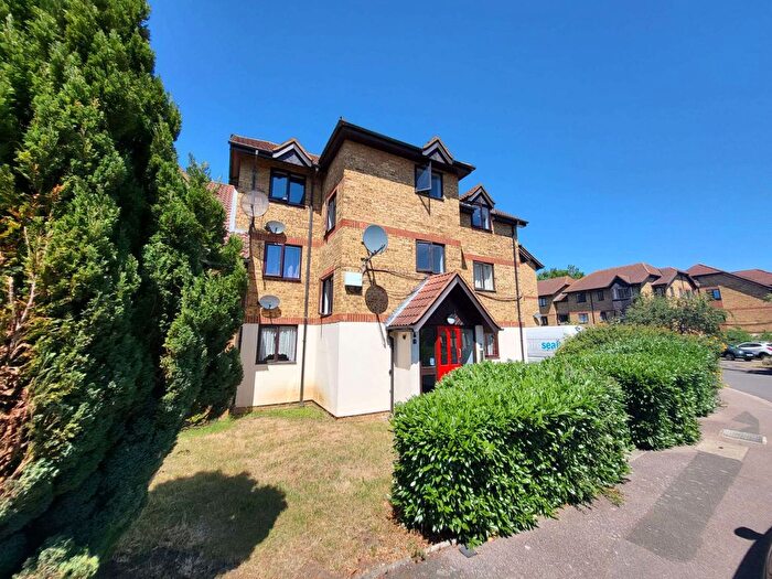 2 Bedroom Flat To Rent In Redwood Grove Bedford, MK42