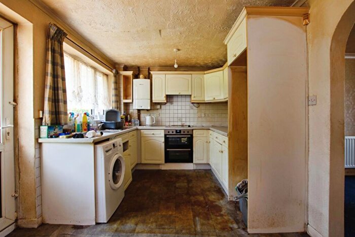 3 Bedroom Semi-Detached House For Sale In Willaston Close, Nottingham, NG6