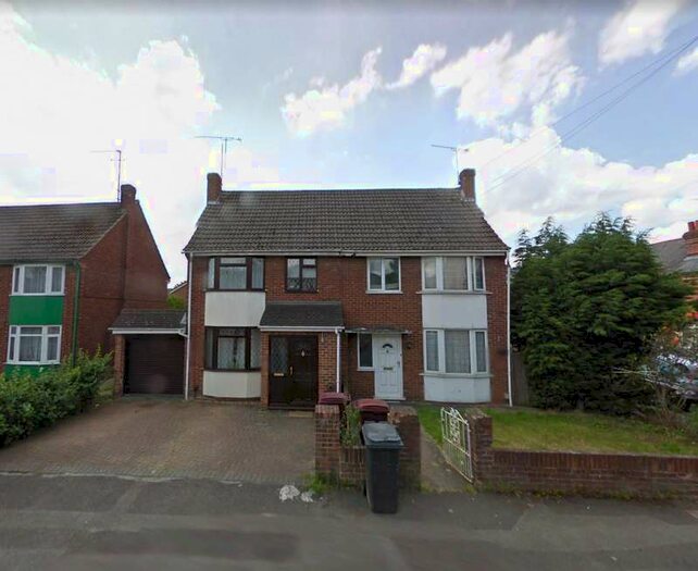 4 Bedroom Semi-Detached House To Rent In Ivydene Road, Reading, RG30