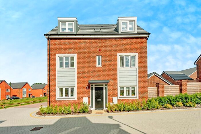 5 Bedroom Detached House For Sale In Vigar Place, Copthorne, Crawley, RH10