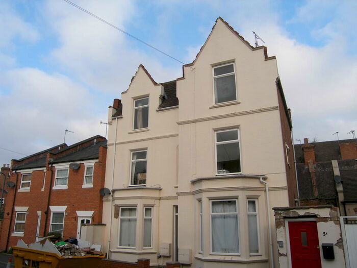 3 Bedroom Terraced House To Rent In Beaconsfield Street West, CV31