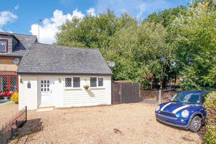 1 Bedroom Bungalow For Sale In Woburn Road, Hockliffe, Leighton Buzzard, LU7