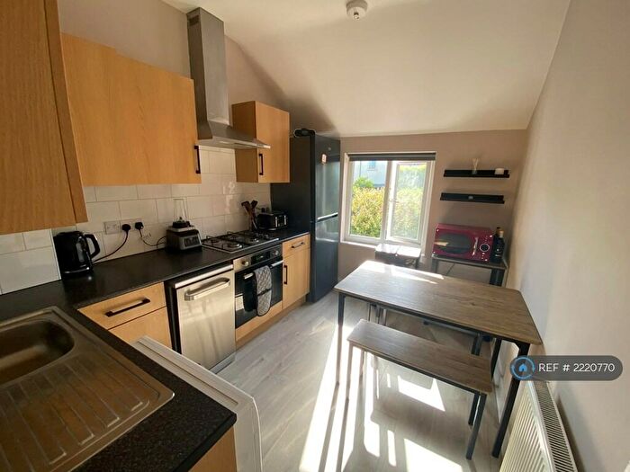 1 Bedroom Flat To Rent In Westcliff Drive, Leigh-On-Sea, SS9