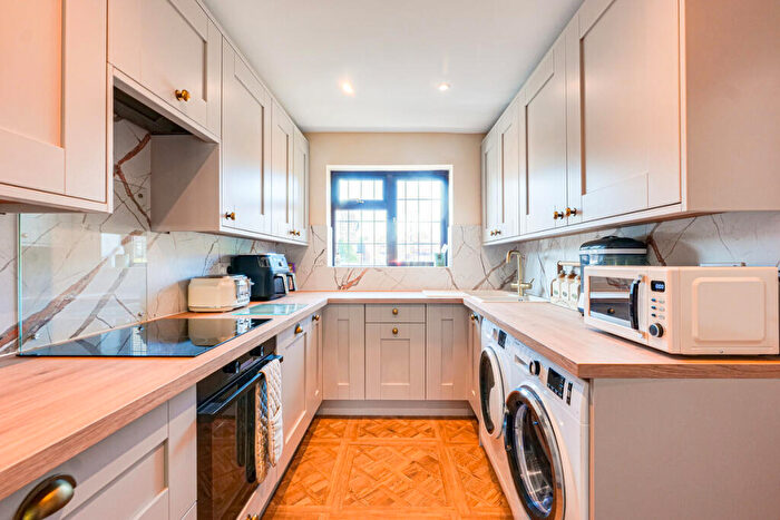 4 Bedroom Detached House For Sale In Green Lane, Leigh-on-sea, SS9