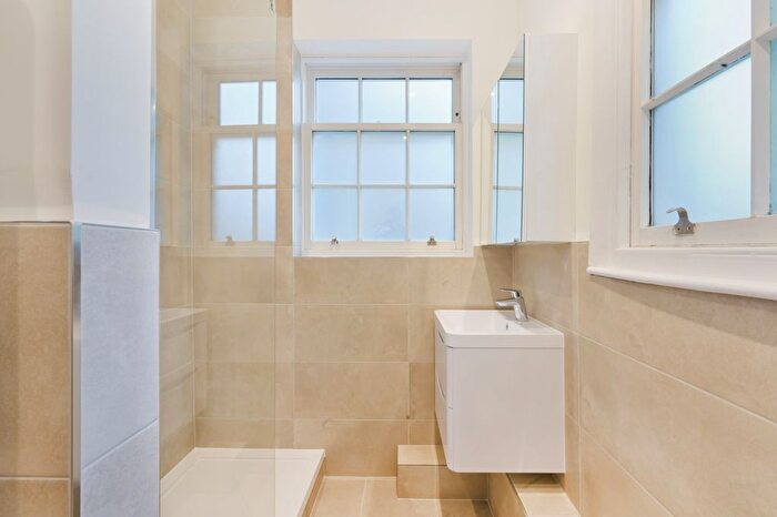 3 Bedroom Flat To Rent In Mitre Road, London, SE1