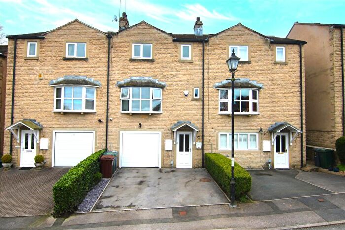 3 Bedroom Town House For Sale In Bobbin Mill Court, Steeton, BD20