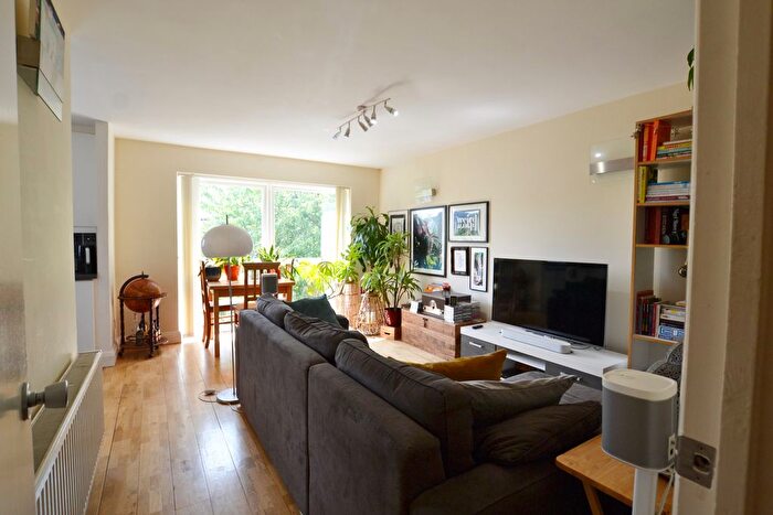2 Bedroom Flat To Rent In Warwick Road, Barnet, London, EN5