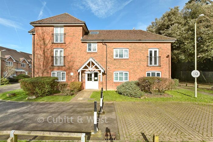 1 Bedroom Flat For Sale In Kingsfield Way, Redhill, Surrey, RH1