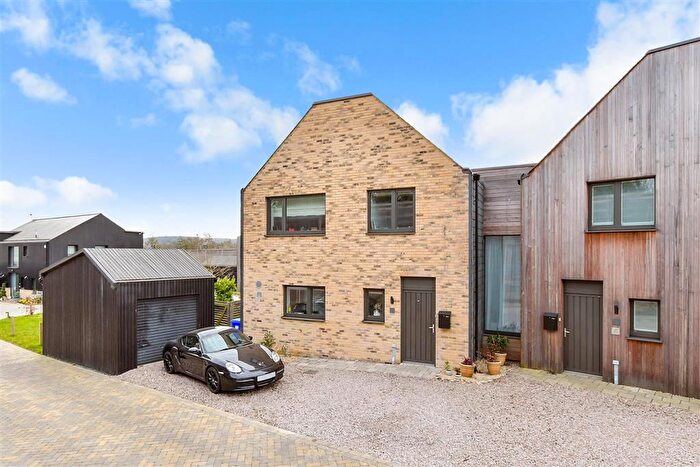 3 Bedroom Link Detached House For Sale In Hernhill, Hernhill, Faversham, Kent, ME13