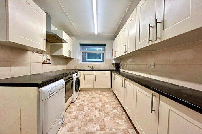 2 Bedroom Flat To Rent In Buckingham Road, London, E18
