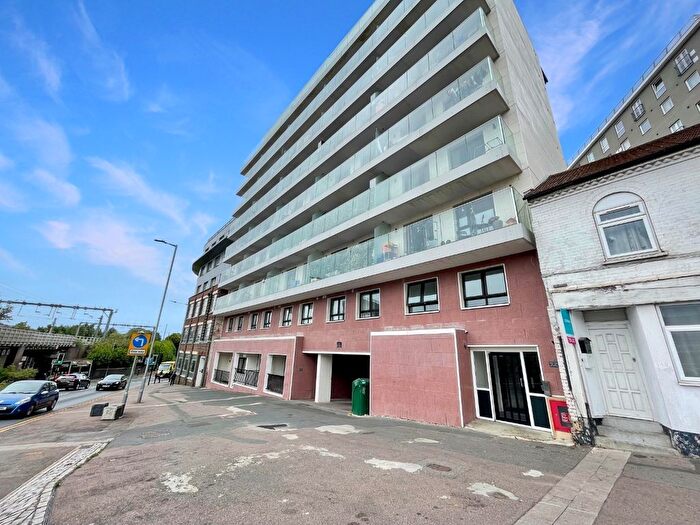 1 Bedroom Flat To Rent In Midland Apartments, Midland Road, Luton, Bedfordshire, LU2