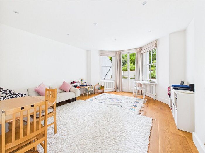 2 Bedroom Flat To Rent In Cambridge Park, East Twickenham, TW1