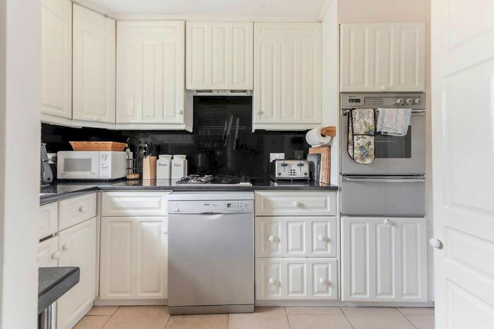 4 Bedroom Flat To Rent In Pooles Lane, Chelsea, London, SW10