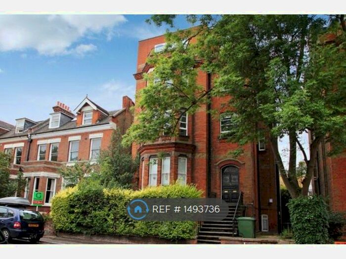 2 Bedroom Flat To Rent In Claremont Gardens, London, KT6