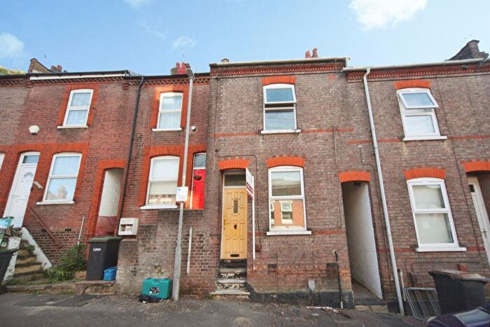 2 Bedroom Terraced House For Sale In Hartley Road, Luton, LU2