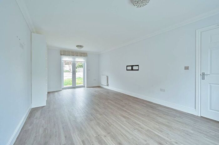 4 Bedroom Detached House To Rent In Wright Close, Bushey, WD23