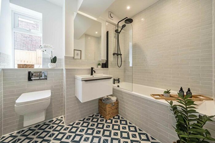 1 Bedroom Flat For Sale In Court Farm Road, Eltham, SE9