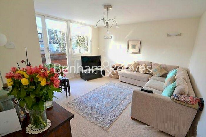 2 Bedroom Flat To Rent In Britten Close, Hampstead, NW11