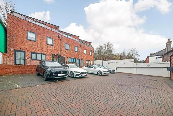 2 Bedroom Duplex For Sale In Croydon Road, Caterham, CR3
