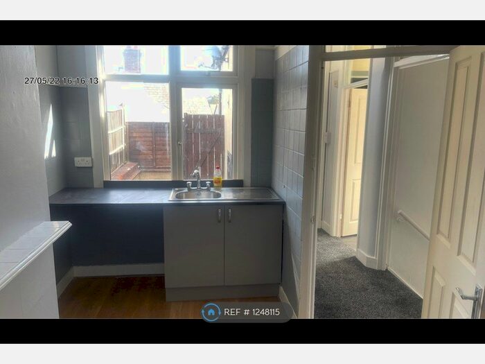 3 Bedroom Flat To Rent In Station Road, Leigh-On-Sea, SS9