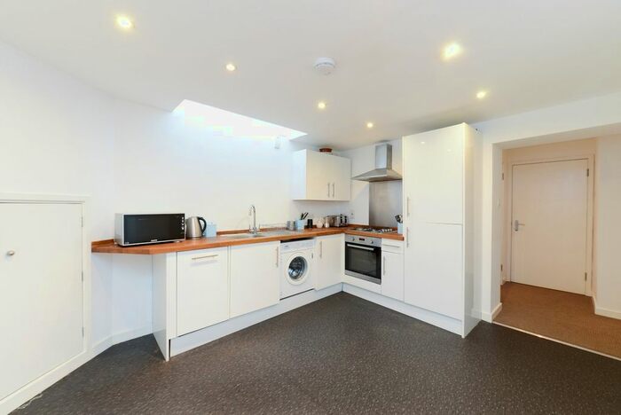 3 Bedroom Flat To Rent In Friendly Street, London, Greater London, SE8