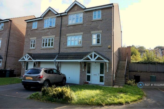 3 Bedroom Semi-Detached House To Rent In Crag View, Bradford, BD10