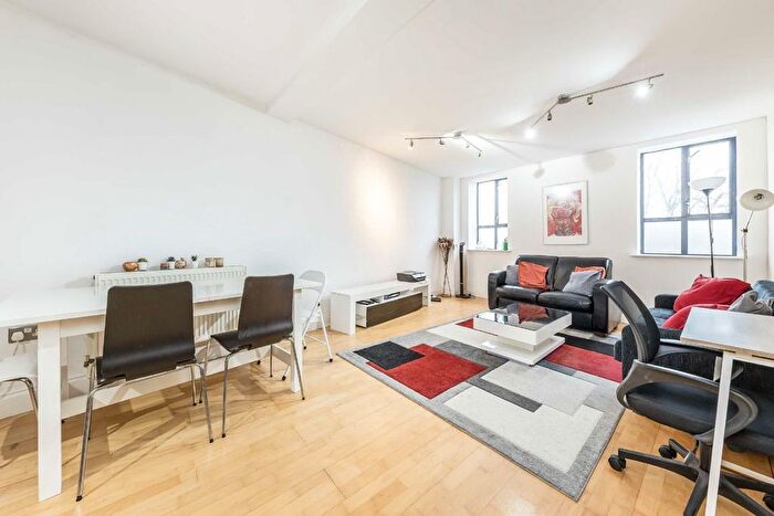 2 Bedroom Flat To Rent In Gleneldon Road, London, SW16