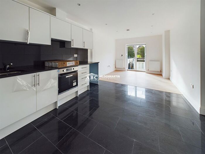 4 Bedroom Flat To Rent In Green Lane, London, NW4