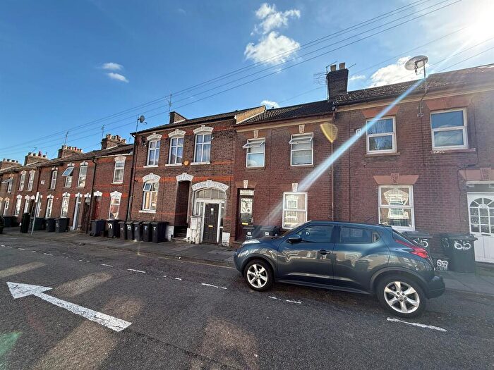 3 Bedroom Terraced House For Sale In Cardigan Street, Luton, LU1